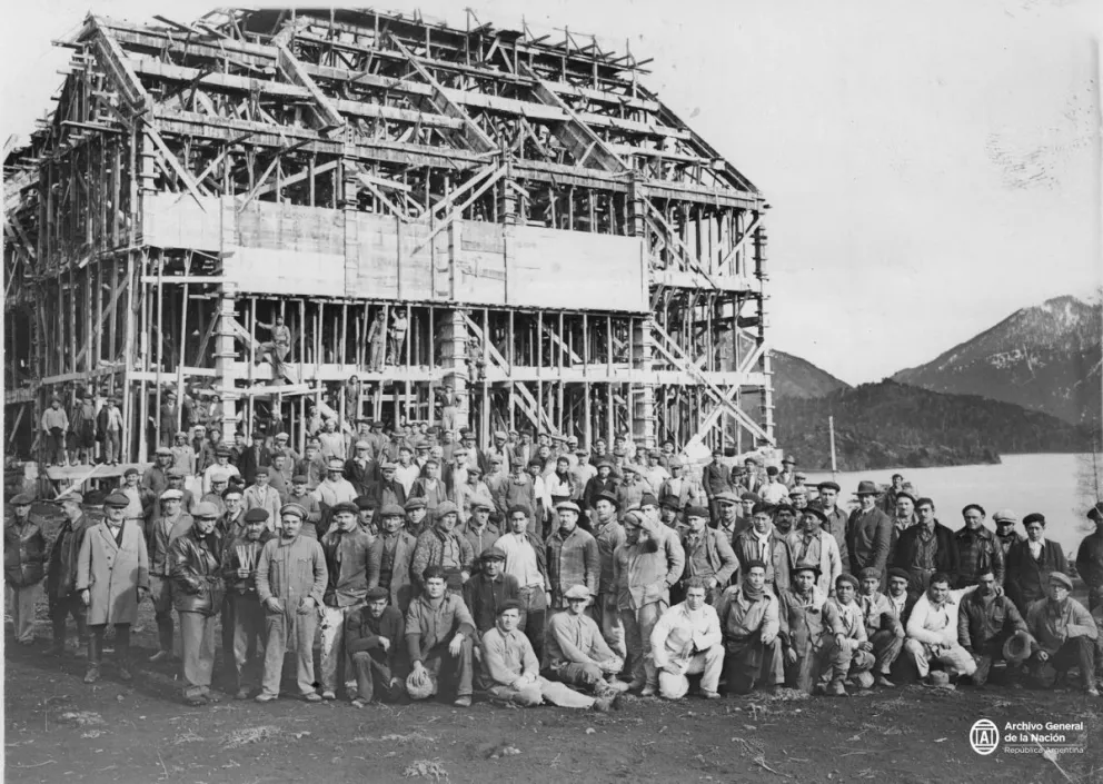 Construcción del Llao Llao en 1936. Archivo General de la Nación.