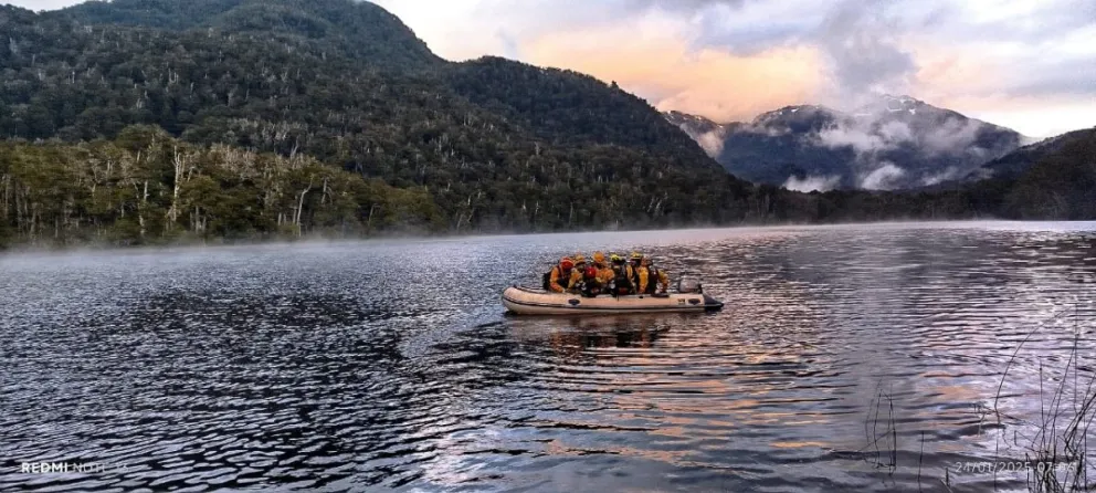 Continuan los trabajos en un incendio que alcanzó el mes entero de trabajo. 