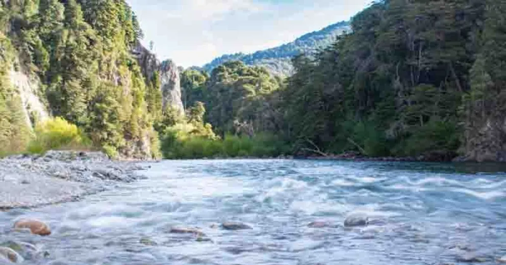 El joven fue llevado por la corriente de El Manso. Foto gentileza de Martín Vicente.
