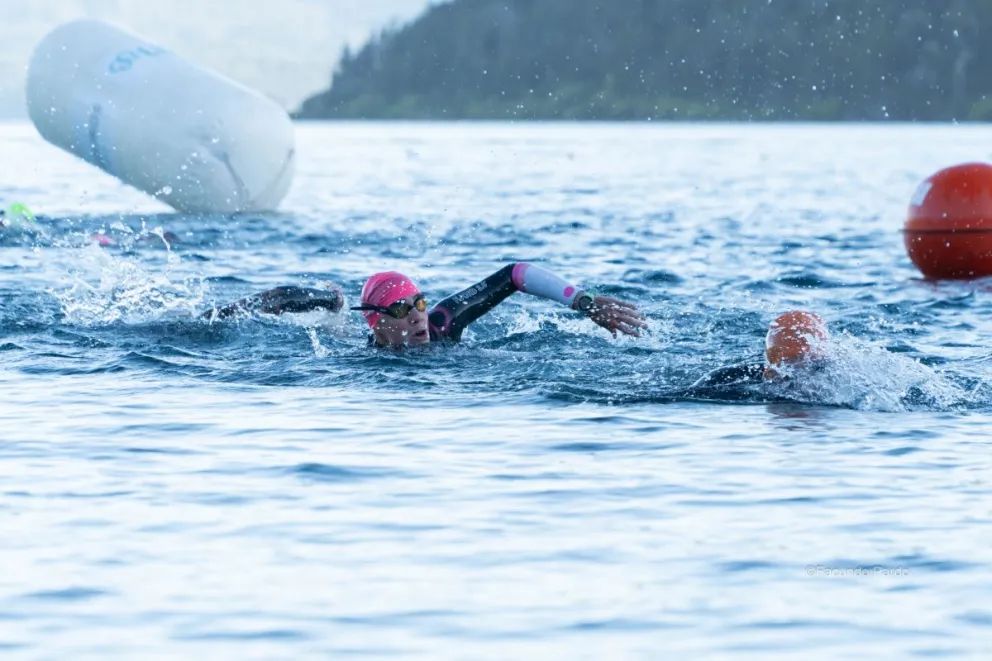 Comienza cruzando a nado desde la isla Huemul. Foto archivo.