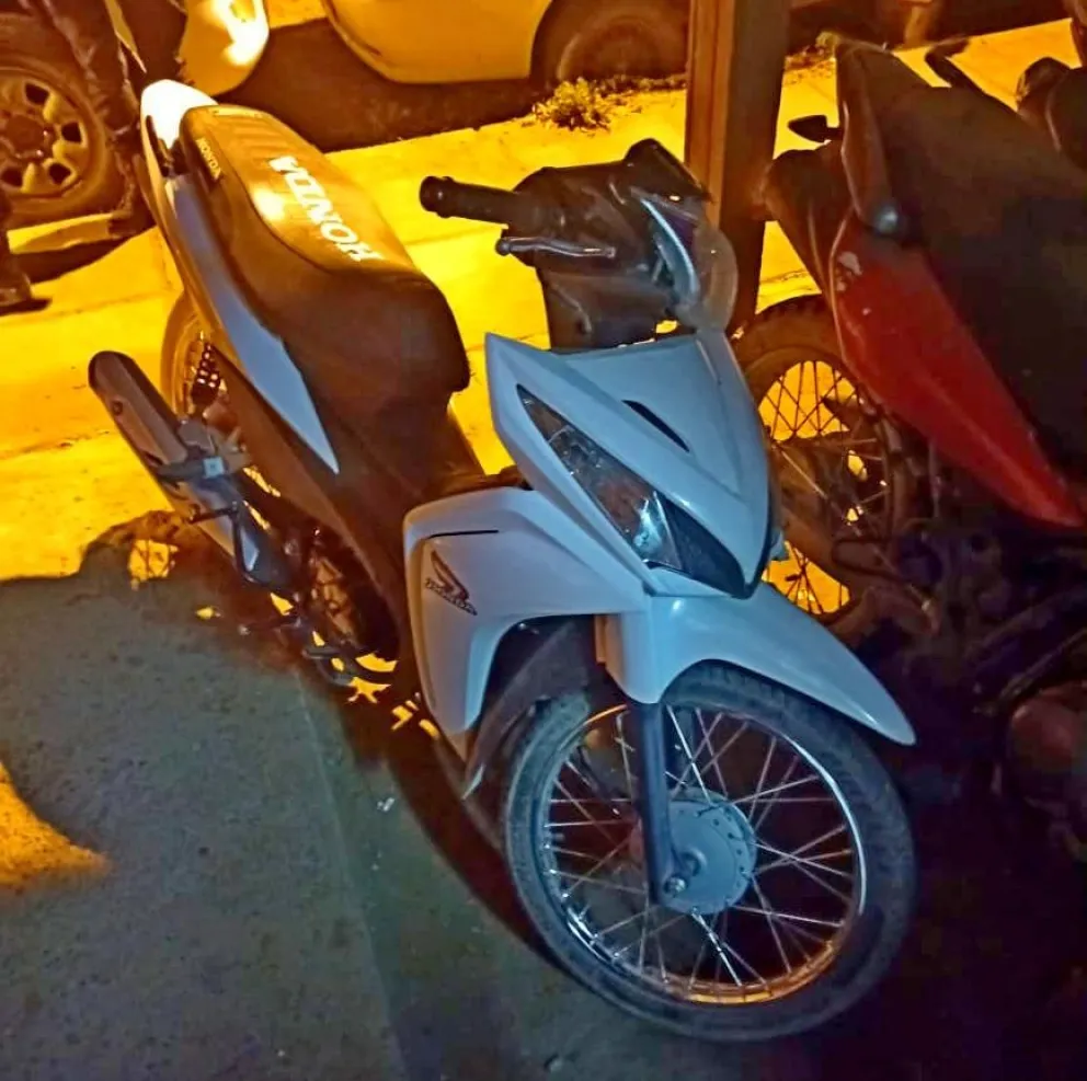 Un trabajo policial que concluyó con el maleante y el vehículo robado. 
