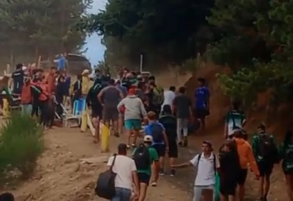 Se vivieron momentos de tensión entre las hinchadas de ambos equipos.