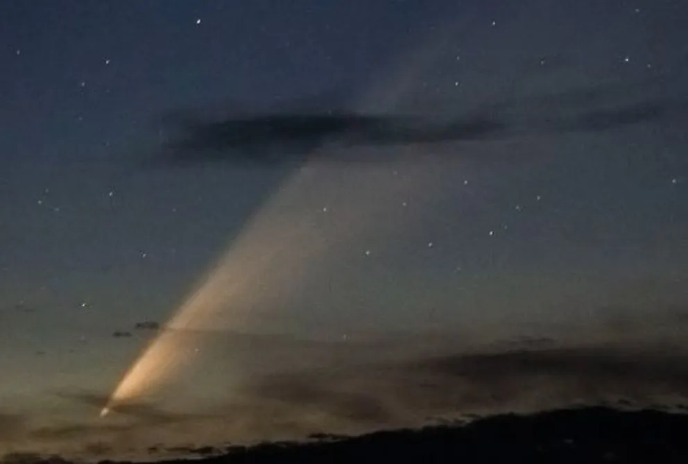 El comta y su paso capturado desde la costa de la provincia (Foto: Daniel Chiesa)