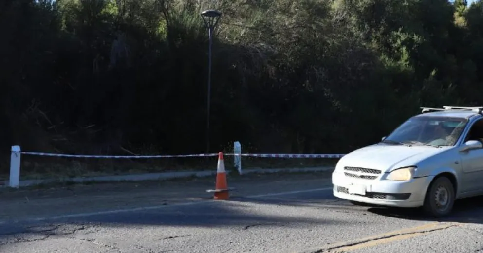 Varios testigos observaron la presencia de los peritos en la bicisenda que une las rotondas de Pioneros y el comienzo de la ruta al cerro Catedral, frente a Intecnus. Foto Eugenia Neme.