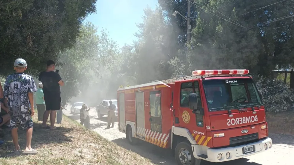 Acudió al lugar  además, una cuadrilla de la Cooperativa de Electricidad Bariloche.  Foto gentileza Florencia Yanniello 