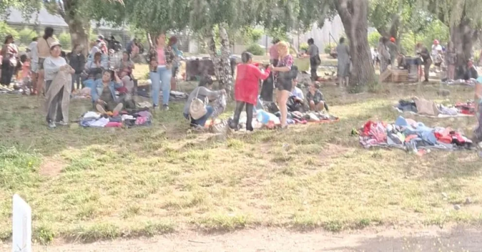 Ahora los nenes juegan al lado de los vehículos.