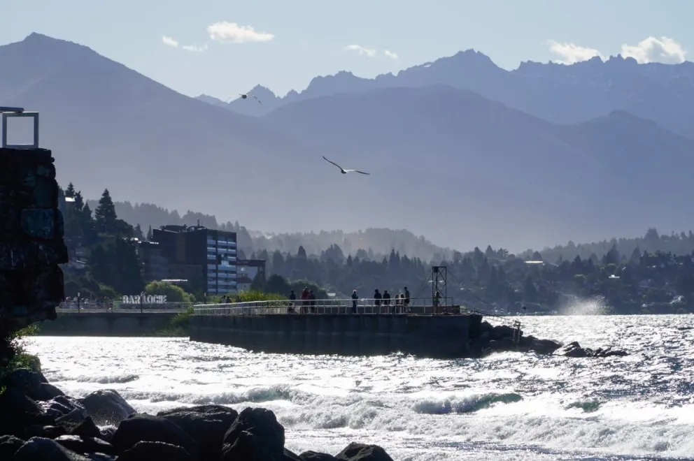 La costa del Nahuel Huapi, postal obligada de turistas. Foto: Facundo Pardo