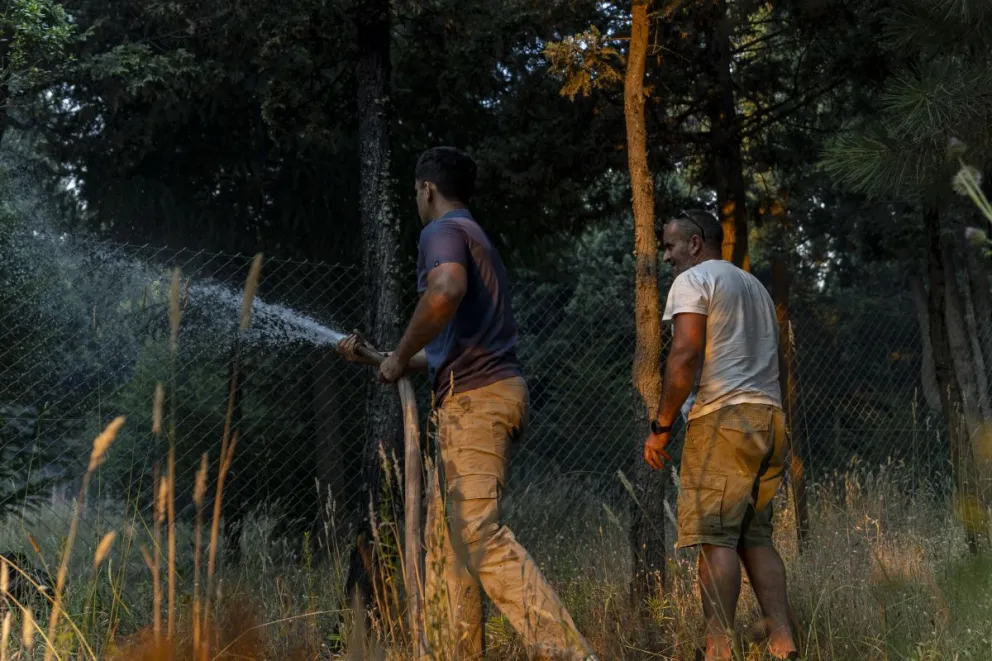 Este martes se desató un foco secundario en Ruta 40 Norte. (Foto: Euge Neme)
