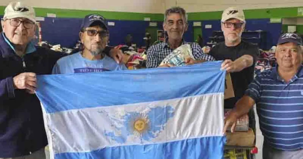 Acompañando a la gente que sufrió enormes pérdidas a causa del fuego.