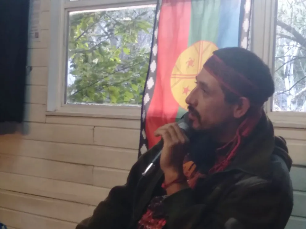 Jones Huala, en febrero de 2025, cuando presentó su libro en Bariloche, en la biblioteca popular Aimé Painé, acción que motivó su detención.