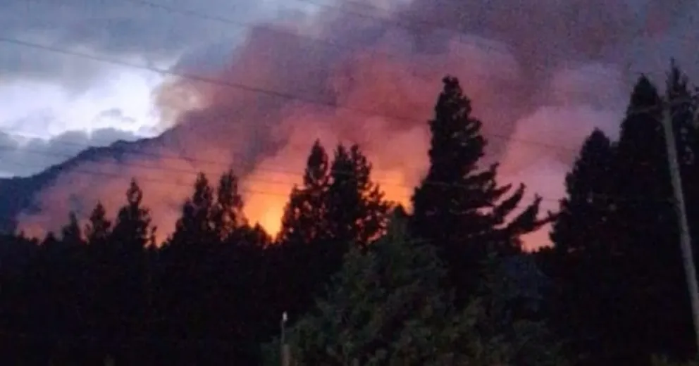 Nuevamente los bosques ardiendo. Imágenes gentileza Noticias Del Bolsón.