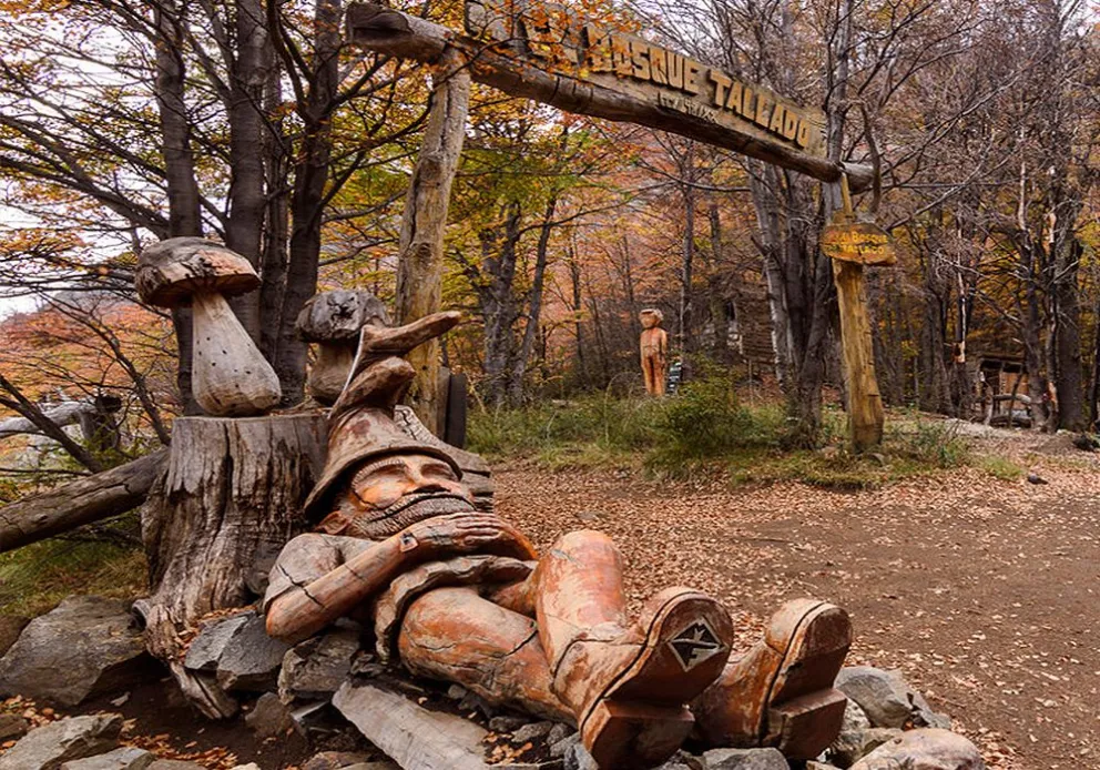 El Bosque Tallado, en una de las laderas del cerro Piltriquitrón.