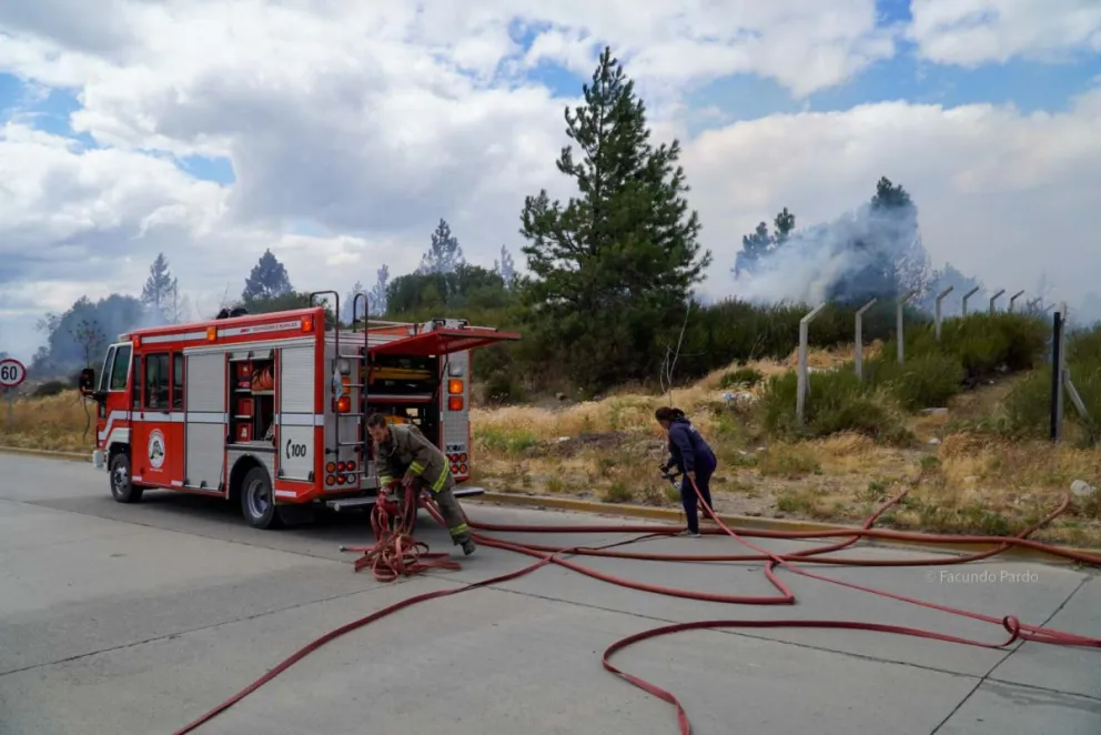 Rápida intervención de bomberos que asistieron al conductor ya pagaron el incendio en el auto. 