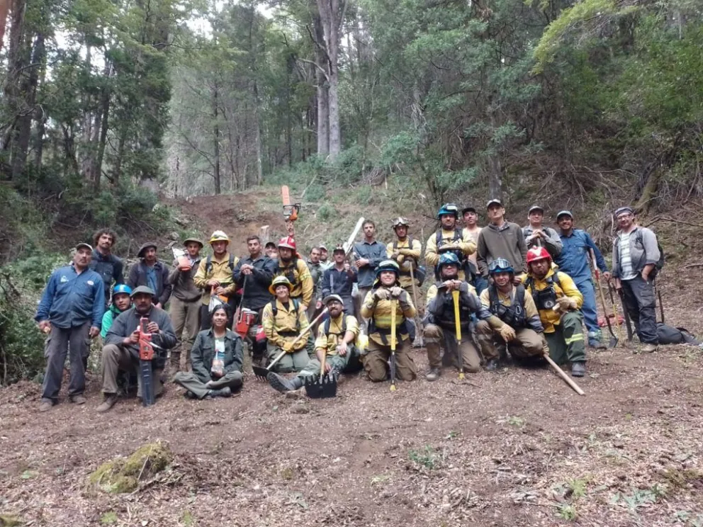 Brigadistas y pobladores unidos frente a un incendio que continúa activo.