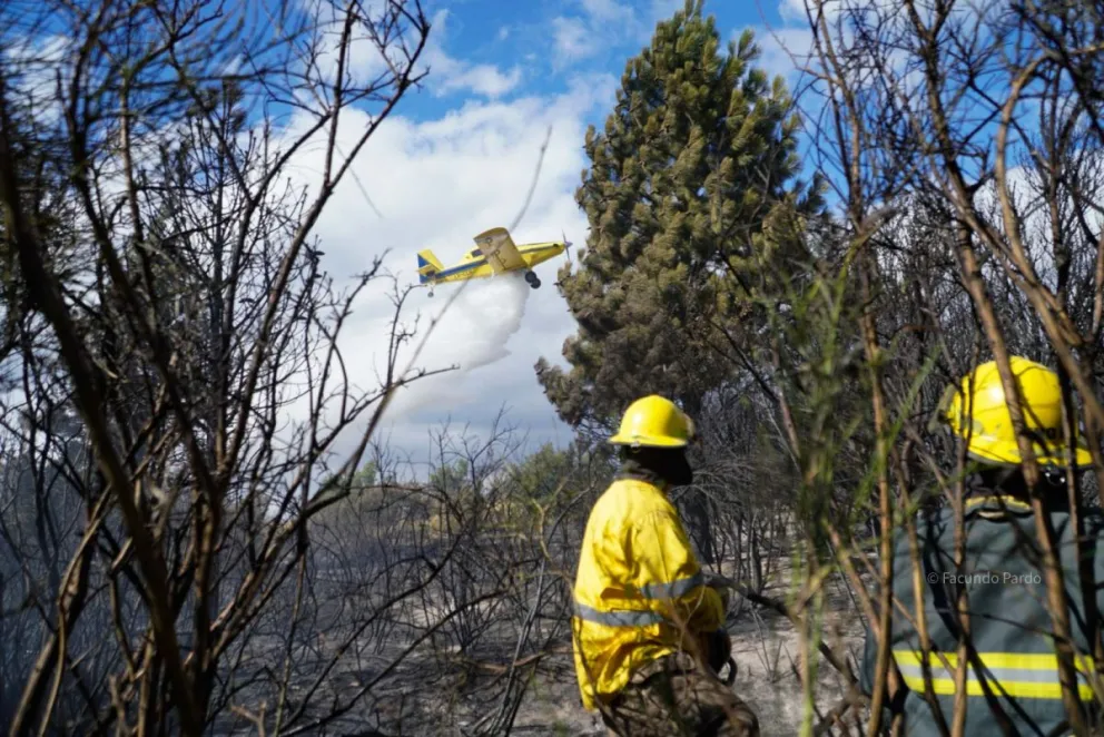 El avión hidrante llegó para colaborar con el combate de las llamas. Fotos de Facundo Pardo.