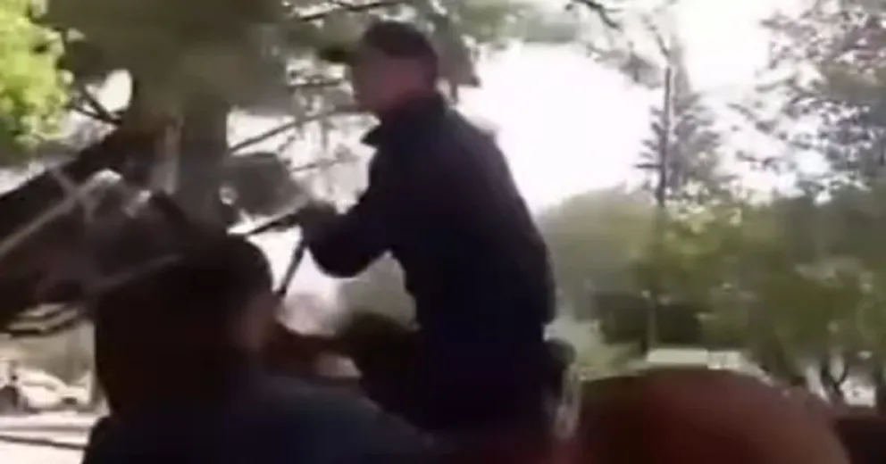 La tensa situación se vivió ayer por la tarde en El Bolsón. 