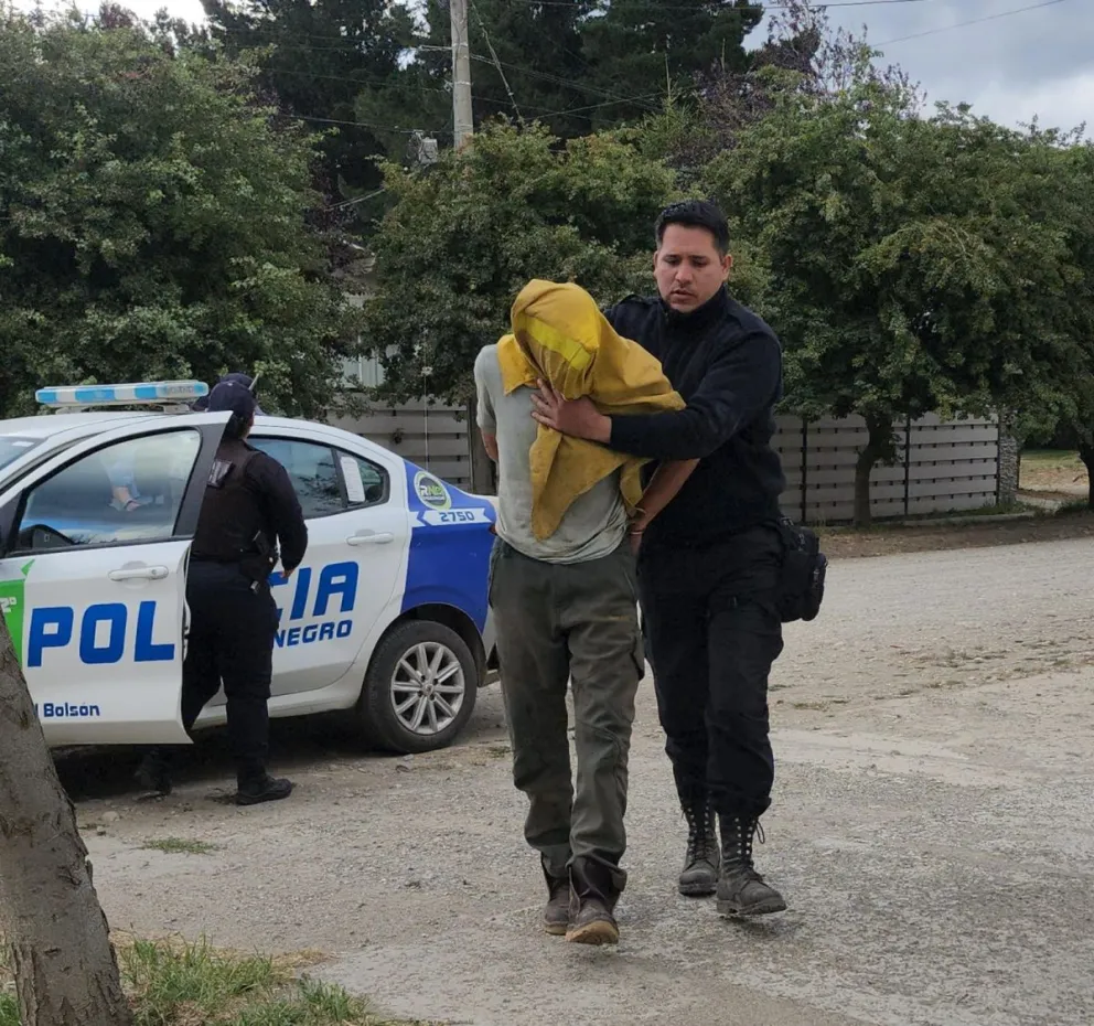 Así detenían a Pasos ayer en el ingreso a Whartón, luego fue trasladado a Dina Huapi