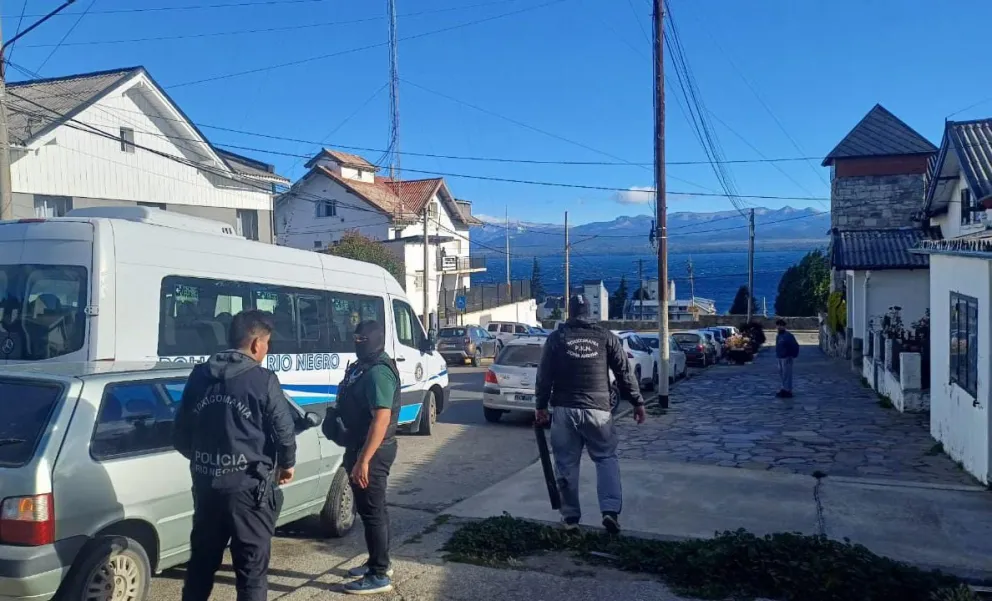 Uno de los operativos en calle Elordi. 