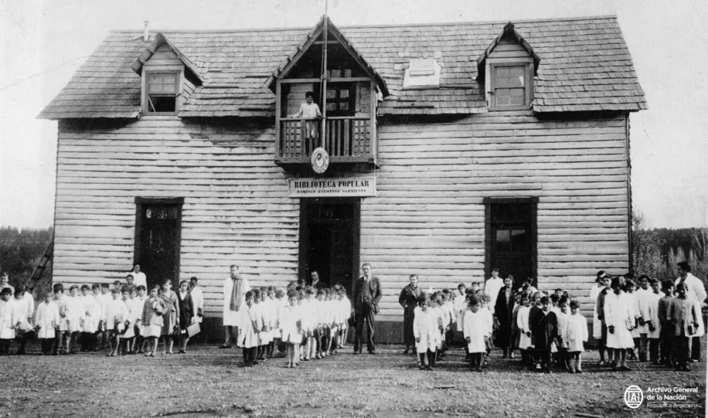 Escuela de El Bolsón hacia 1939. La leyenda dice que el alumnado se dispone a cantar el himno. Archivo General de la Nación.