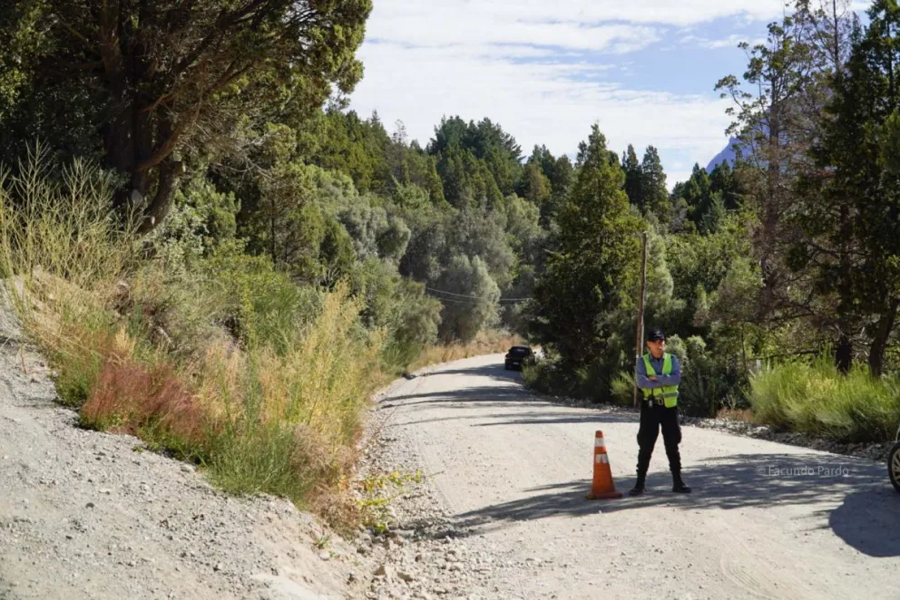 Personal policial cortó rápidamente los caminos. (Fotos: Facundo Pardo)