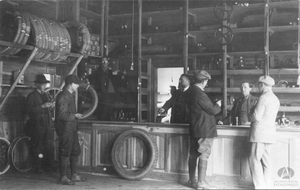 Primo Capraro en su almacén de ramos generales de Mitre y Quaglia. Archivo Visual Patagónico.