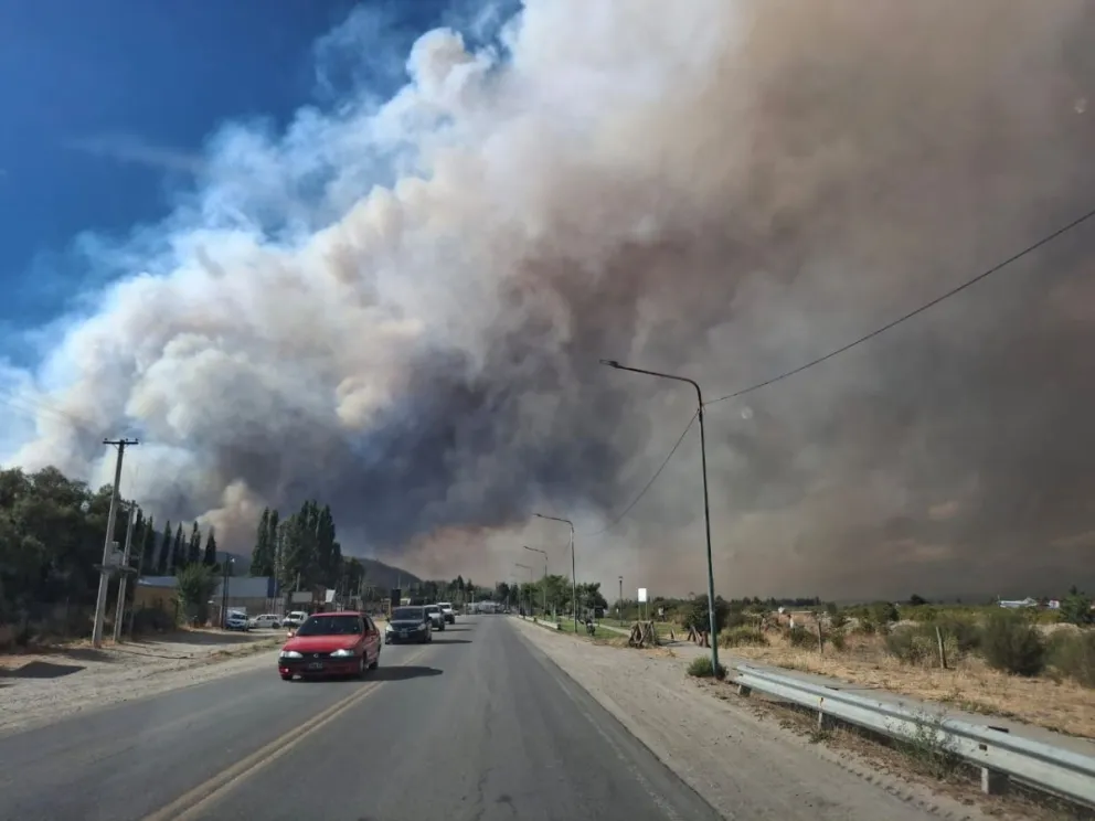 Así se ven las llamas desde la ruta. (Foto: gentileza)