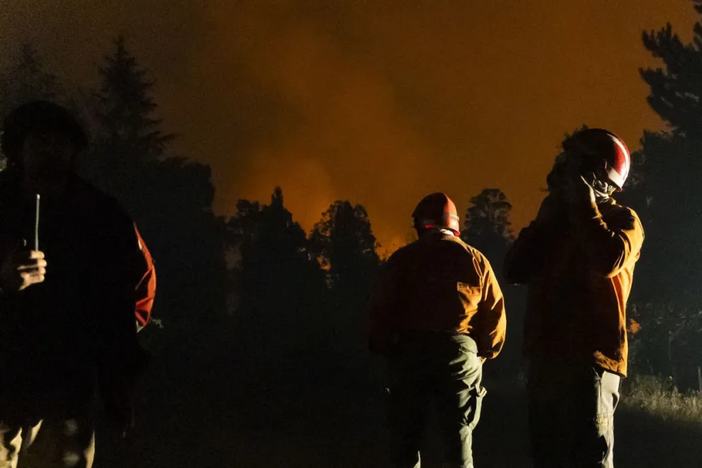 Combatiendo el fuego (imagen de archivo: Eugenia Neme).
