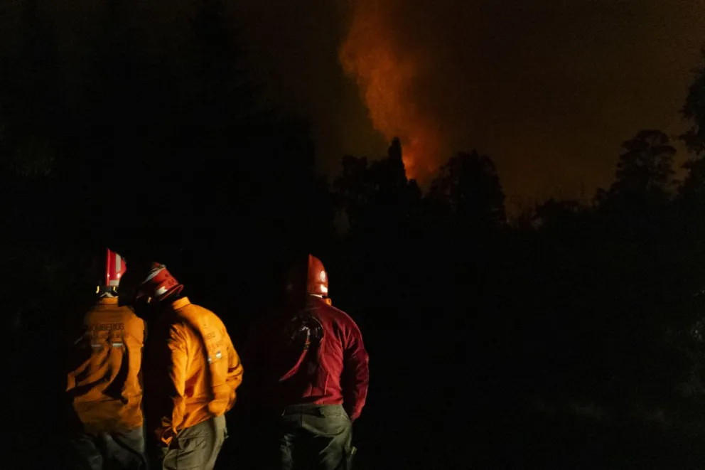 Las lenguas del fuego se hicieron visible desde la costa del río Azul, en la Loma del Medio (foto: Eugenia Neme)