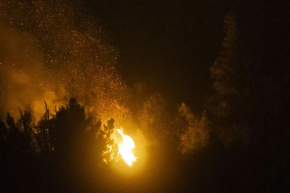 Incendio en El Bolsón: una noche eterna en Loma del Medio ante el avance del fuego