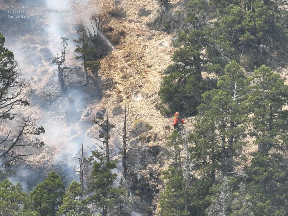 El incendio continúa activo y se incrementa por los fuertes vientos.