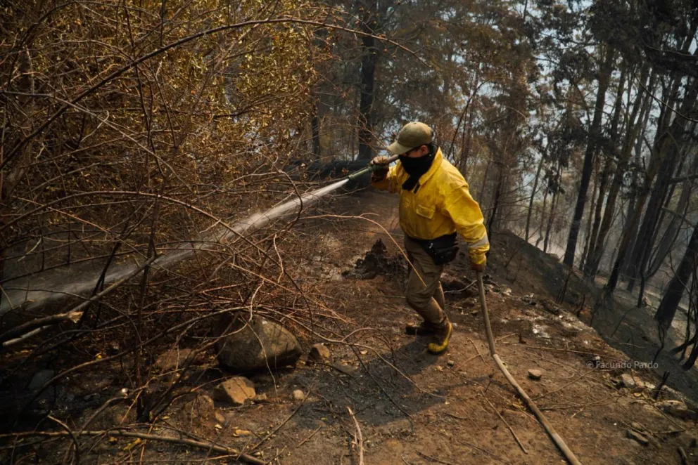 La exposición a los riesgos que generan los incendios forestales y su impacto en la salud del personal, ameritan un tratamiento diferenciado en el acceso a su jubilación. Foto de Facundo Pardo.