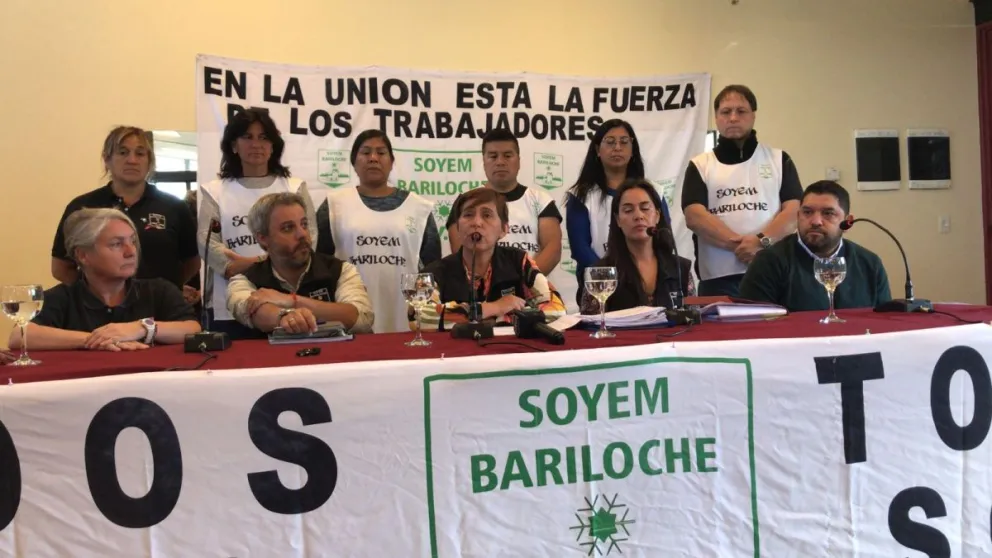 Integrantes del gremio dialogando con la prensa.