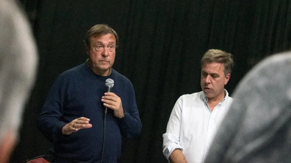 El gobernador brindando el detalle. 