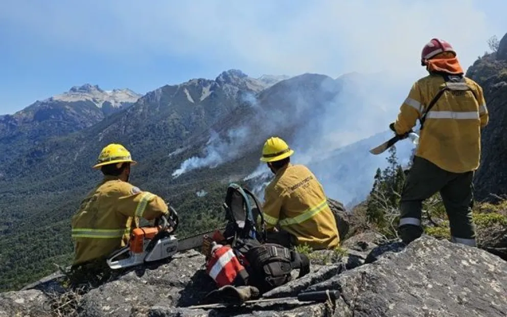 En la lucha contra el fuego trabajan actualmente 295 personas. 