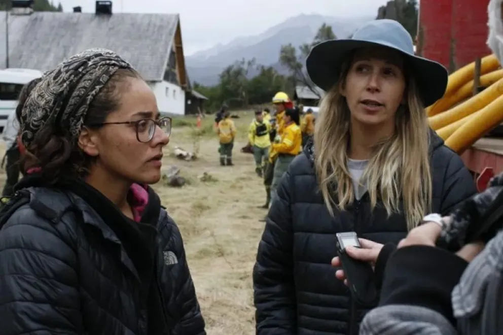 Natalia, a la derecha de la imagen, brindando su opinión en enero de 2022, cuando, frente al incendio de aquel momento, también colaboraba con quienes se acercaban a la zona de fuego.