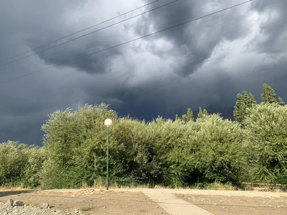 Así se aproximaban las nubes hoy a la ciudad. (Foto: Noticias del Bolsón)