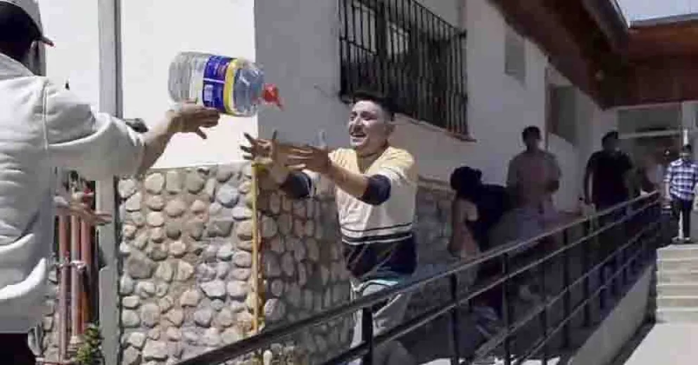 Cadena humana para descargar las donaciones.