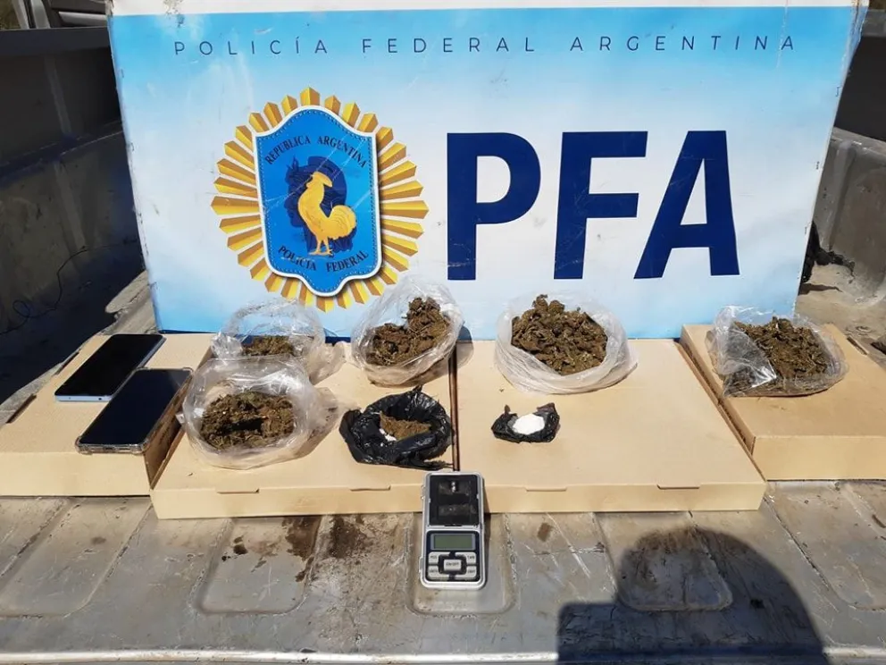 Los elementos secuestrados durante el operativo.