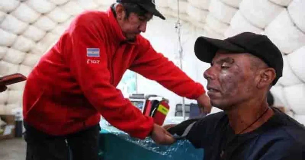 Un importante número de brigadistas y personal logístico trabaja en el terreno para mitigar el fuego.