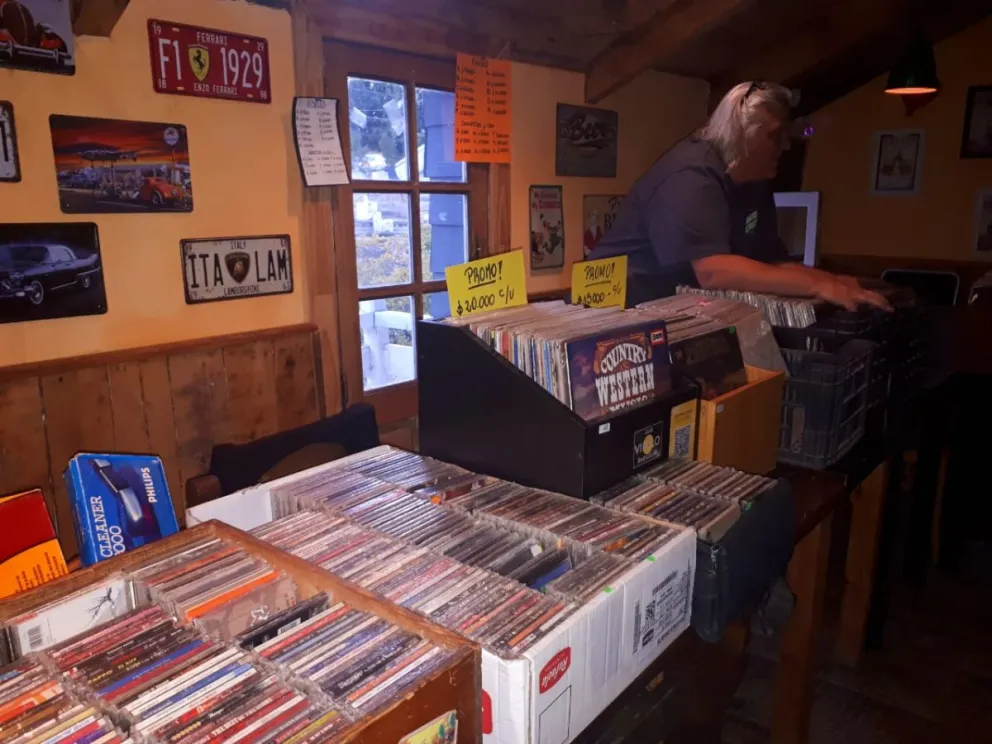 Al fondo de la imagen, Alejandro Bielli, impulsor del Club del Vinilo.