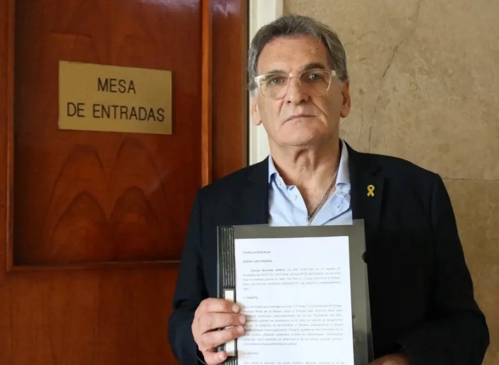 El titular del INAI, al presentar una denuncia penal por lo actuado durante el kirchnerismo (foto aparecida en la red social del funcionario).