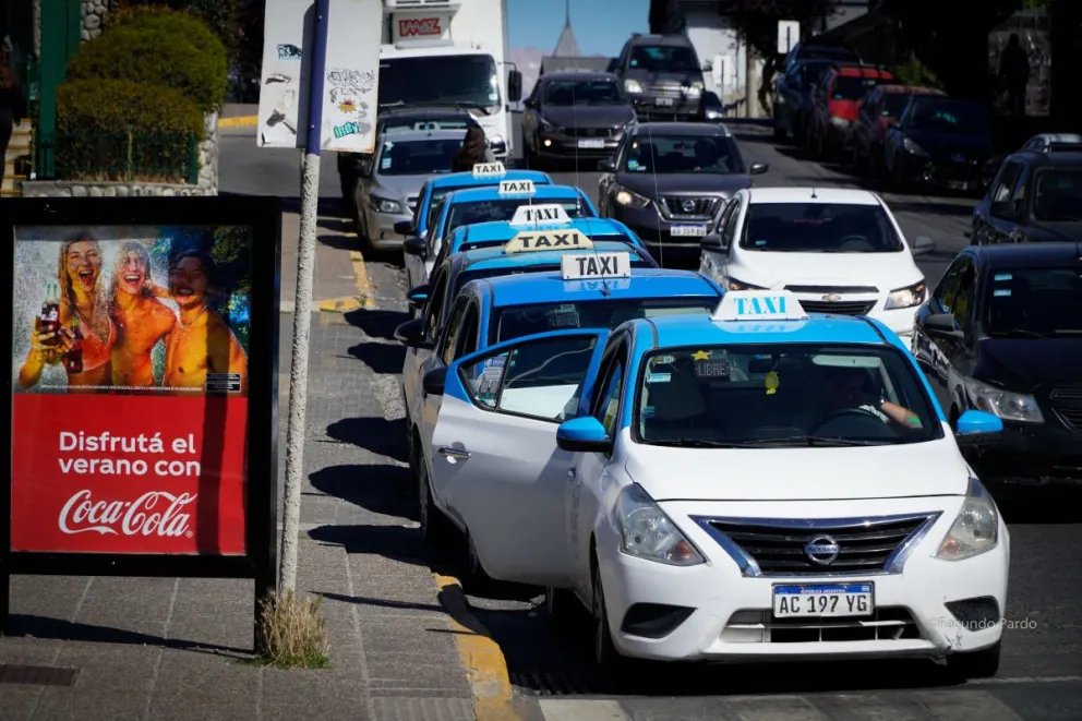 Se viralizó entre los taxistas un rap que es una "tiradera" contra Uber y Cabify. 