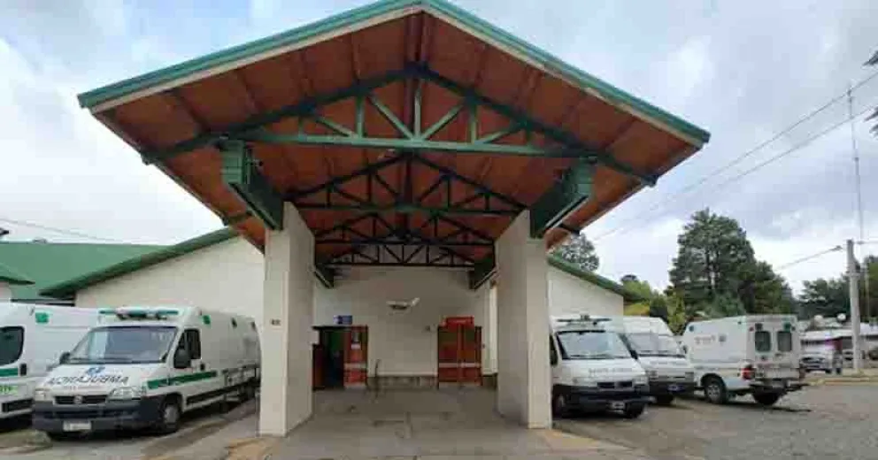 El joven fue llevado al hospital de El Bolsón.
