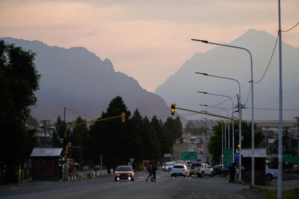 La llegada del humo preocupó a los vecinos de la ciudad. (Fotos: Facundo Pardo)