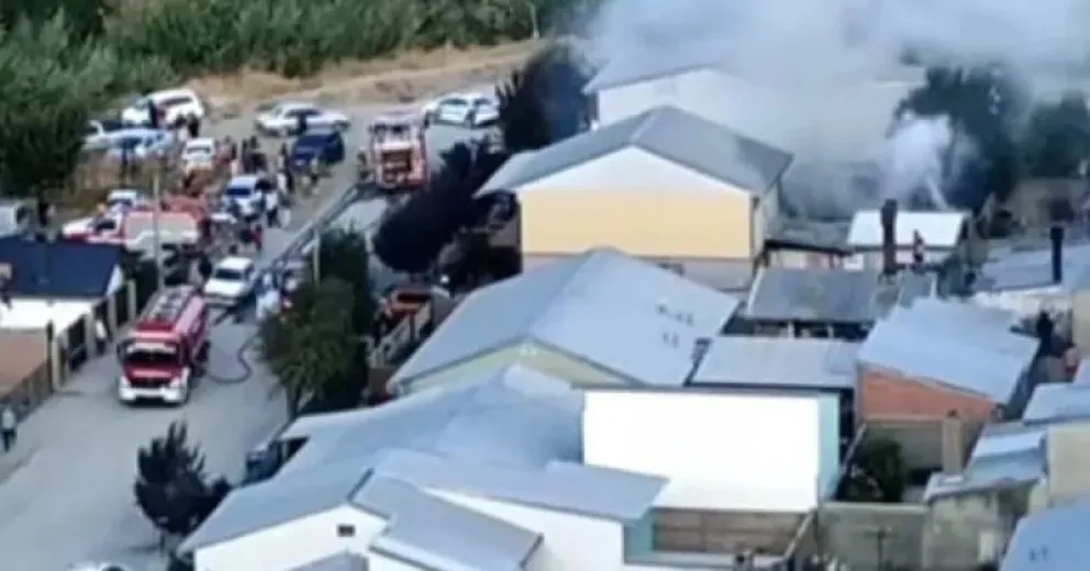 El fuego que provocó se descontroló y avanzó hacia viviendas linderas que sufrieron daños parciales.
