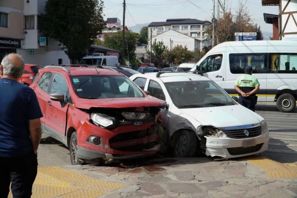 Un choque que podría haber sido peor. / Fotos Facu Pardo 