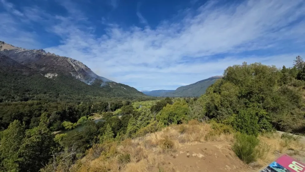 El fuego no afloja en el incendio que se desató en la zona de Los Manzanos. 