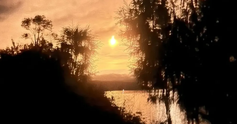 Una de las fotografías del Nahuel Huapi iluminado anoche.  (La imagen fue compartida en el sito de Meteorología Argentina y Mundial). 