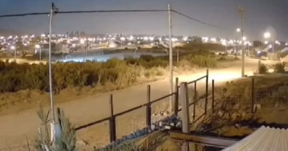 La ciudad nocturna se iluminó por unos segundos. (Gentileza de un oyente de El Cordillerano Radio (93.7).