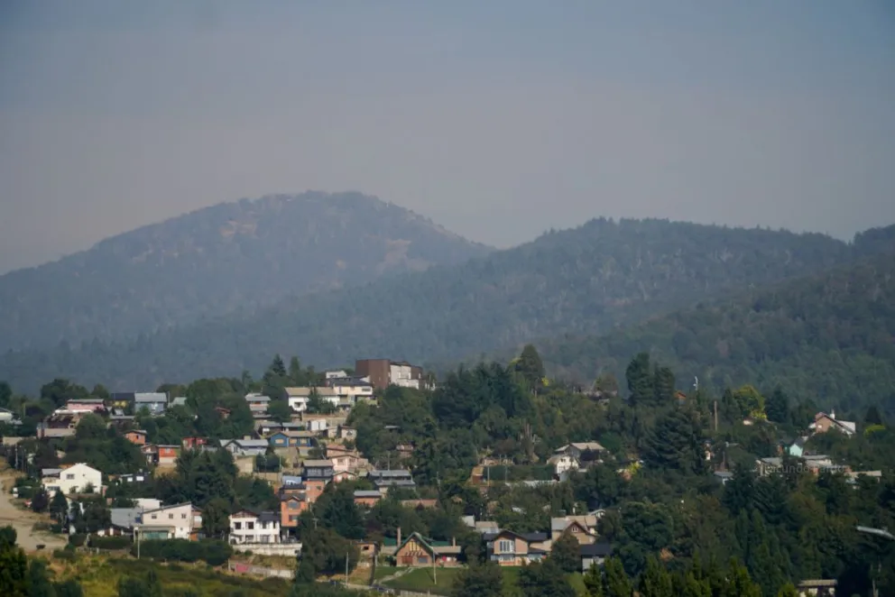 La rotación del viento trajo gran cantidad de humo a Bariloche. Anuncian que las ráfagas se intensificarán. (Foto: Facundo Pardo)